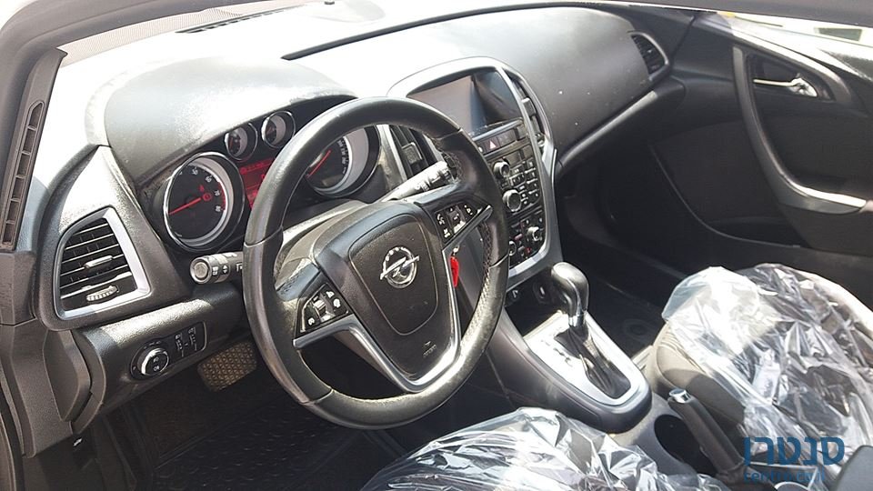 2014' Opel Astra photo #5