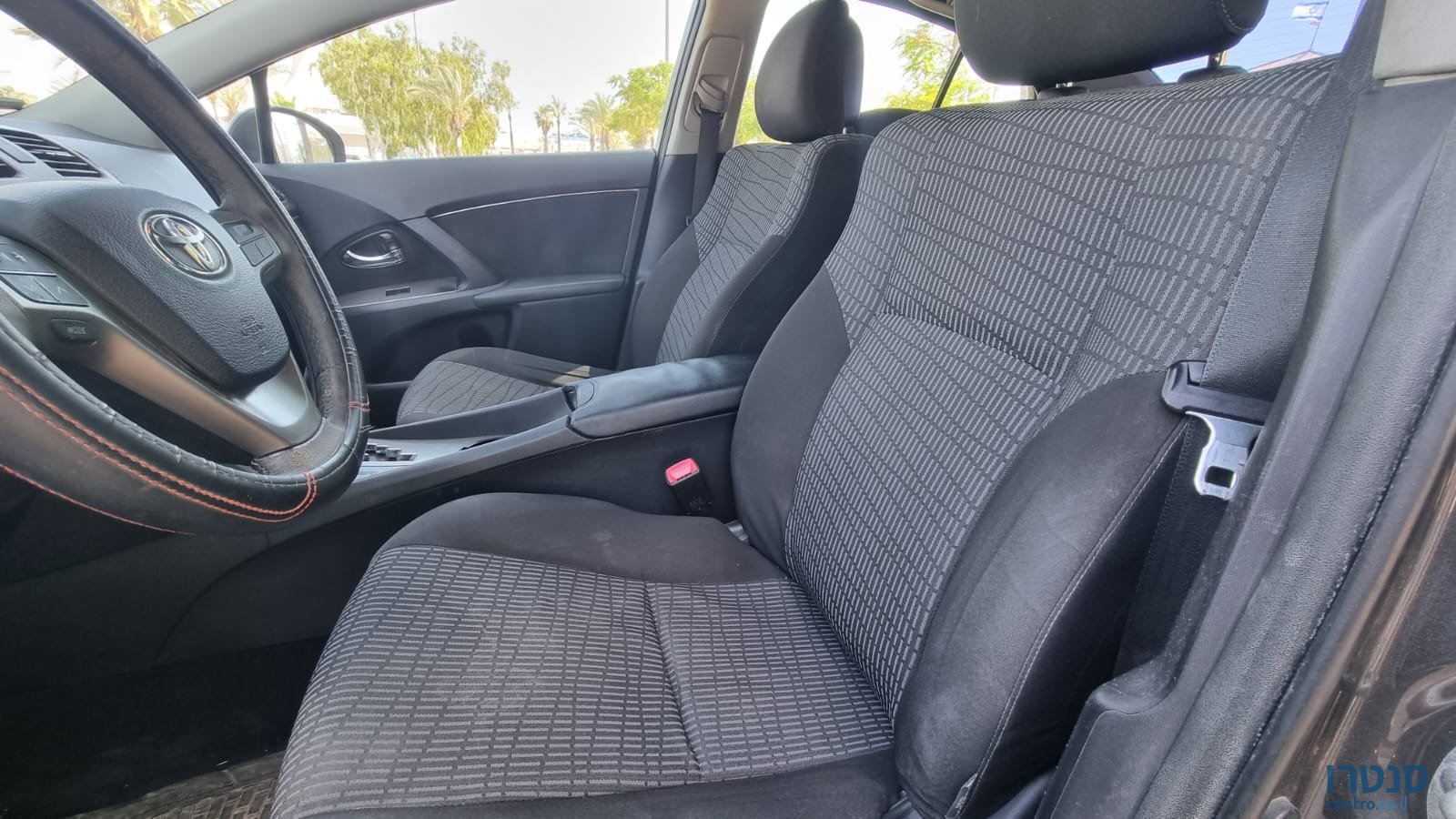 2012' Toyota Avensis photo #3