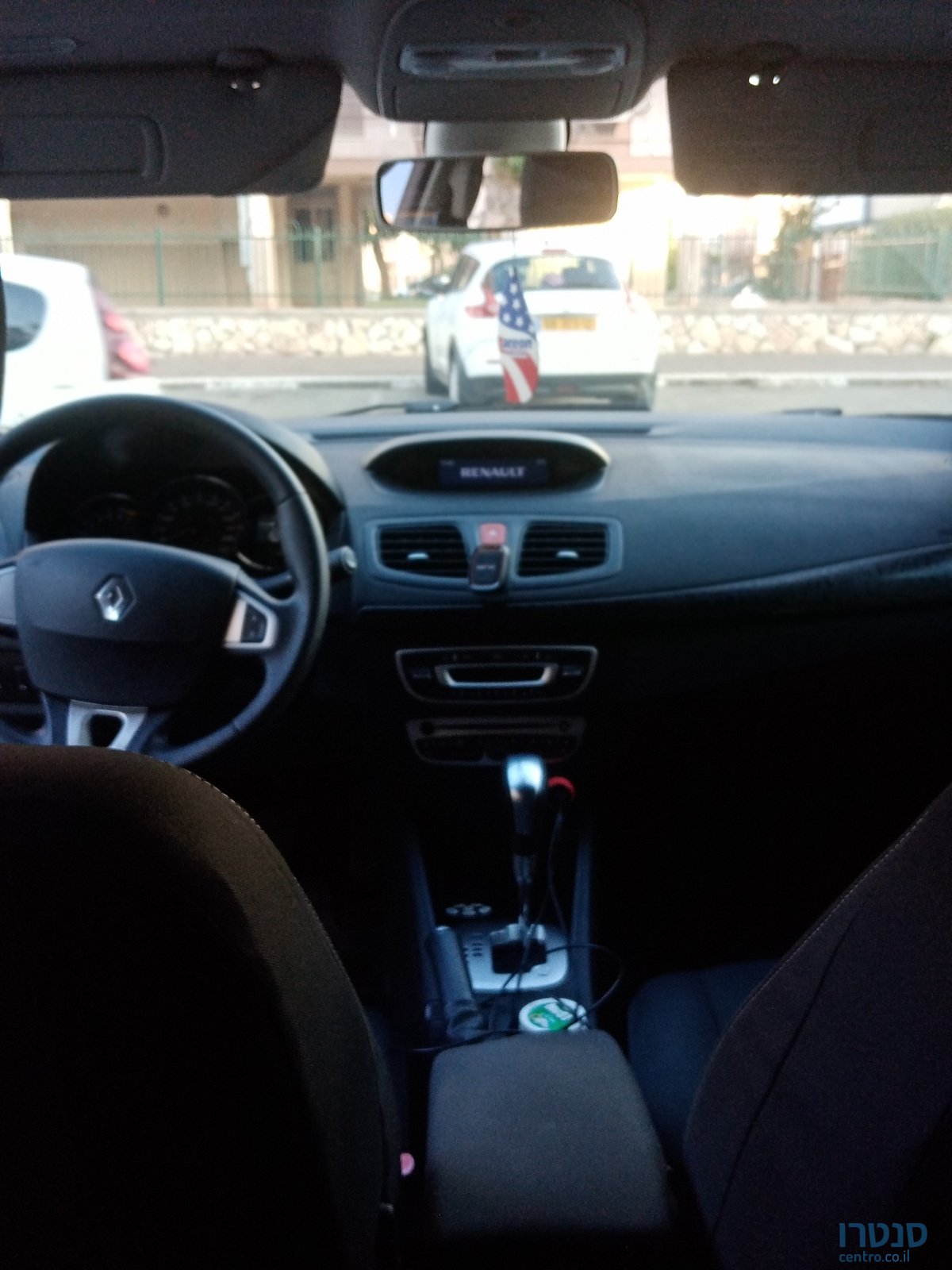 2010' Renault Fluence photo #5