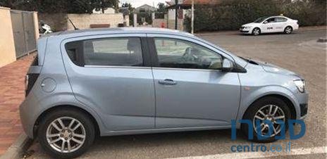 2011' Chevrolet Sonic האצ'בק photo #2