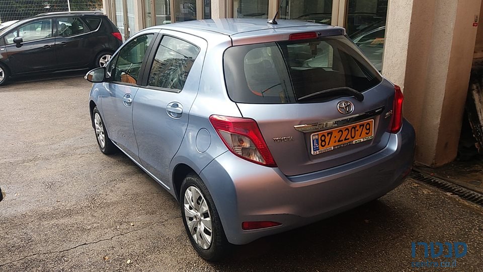 2013' Toyota Yaris photo #2