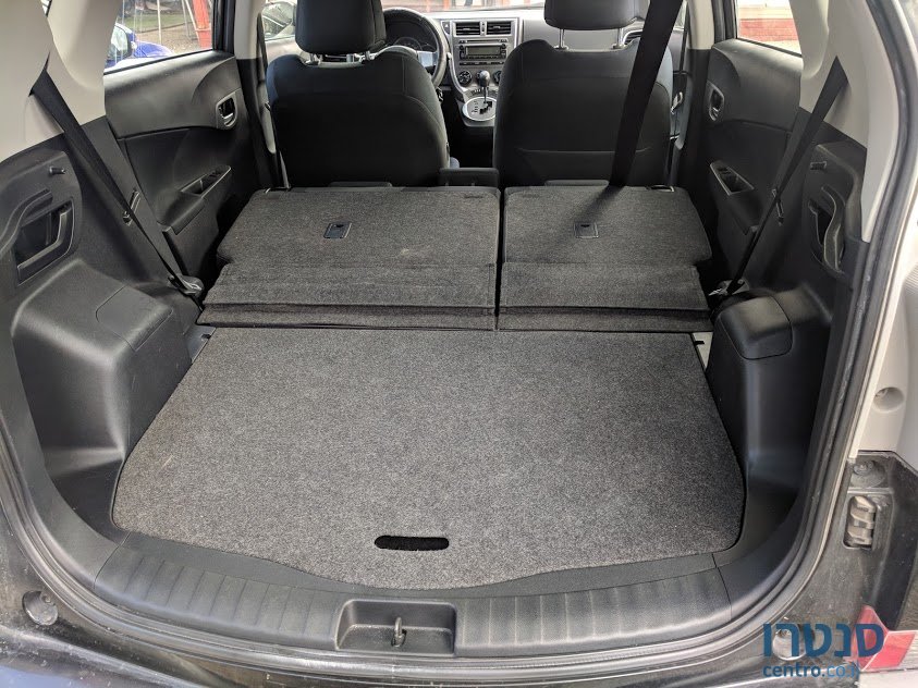 2011' Toyota Yaris Verso photo #7