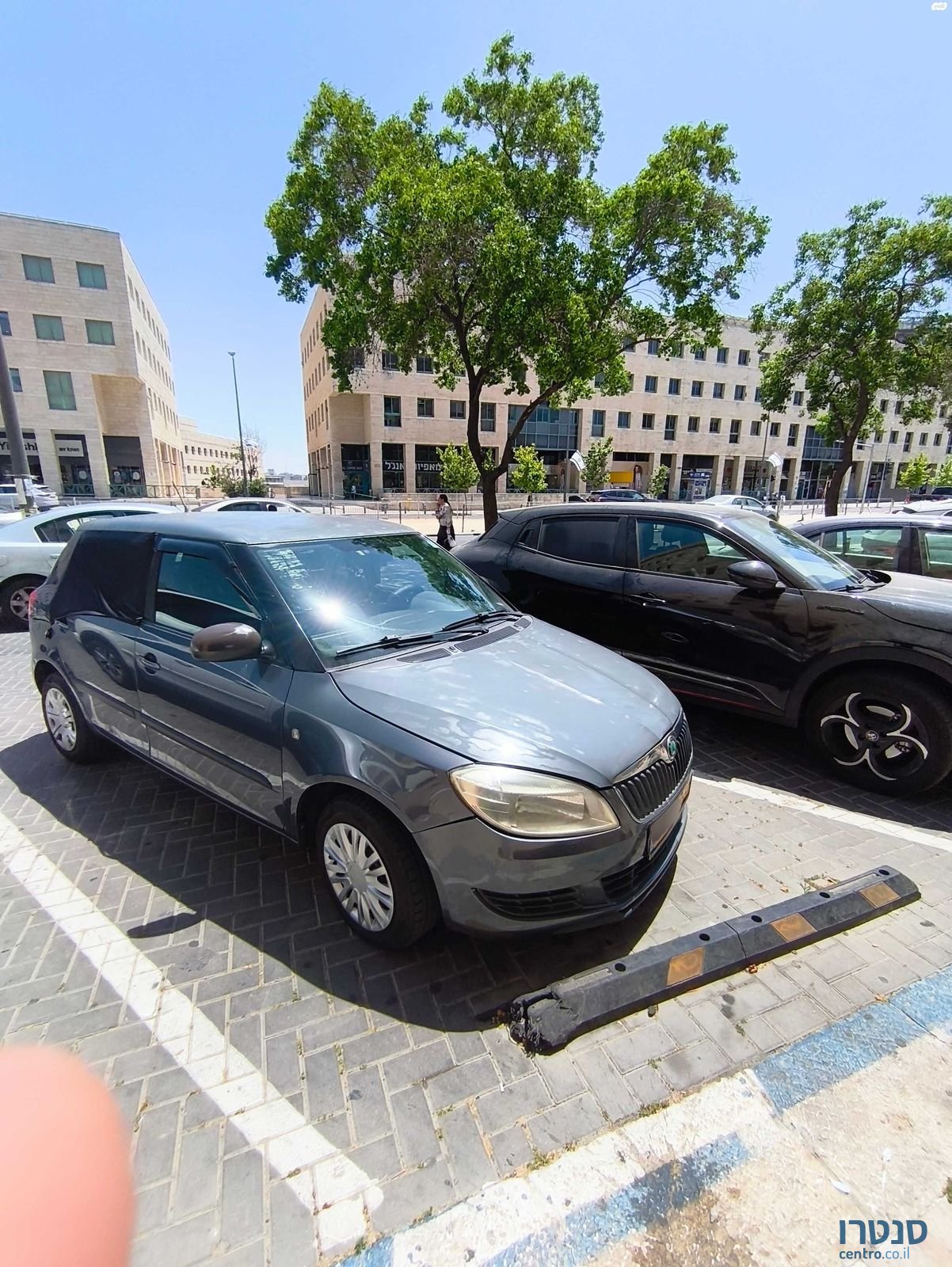 2011' Skoda Fabia סקודה פאביה photo #2