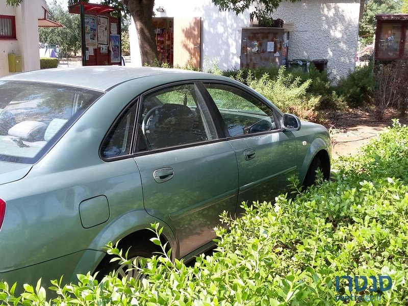 2004' Chevrolet Optra photo #2