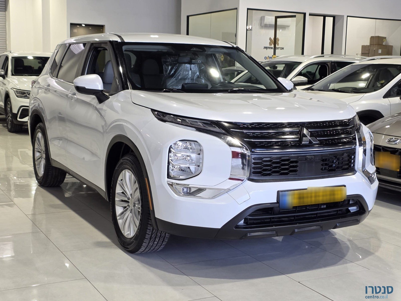 2023' Mitsubishi Outlander photo #1