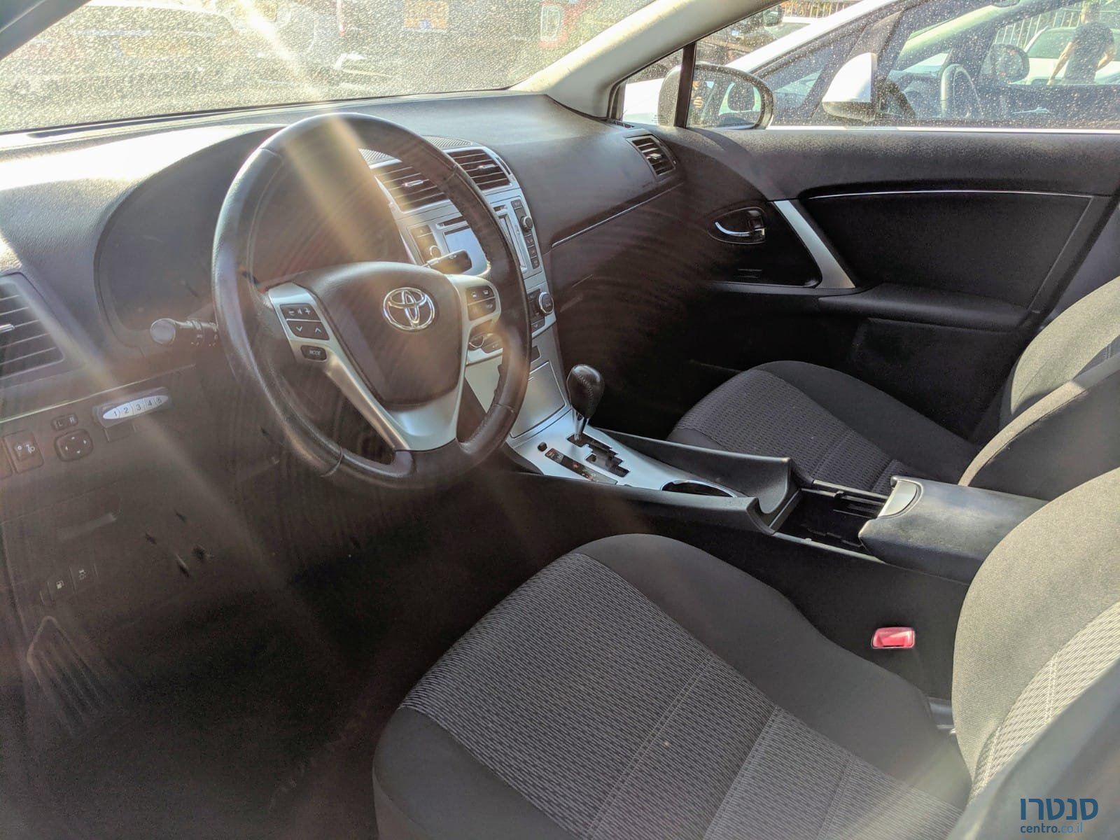 2014' Toyota Avensis photo #3