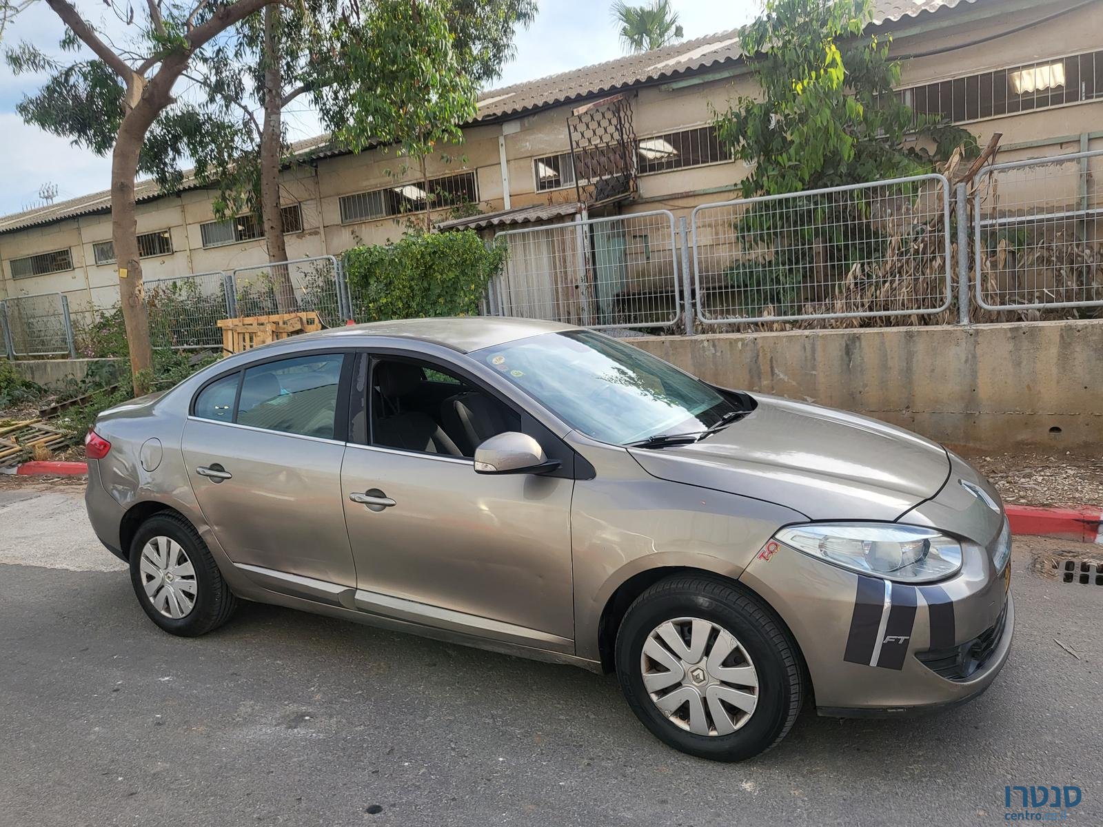 2011' Renault Fluence photo #4