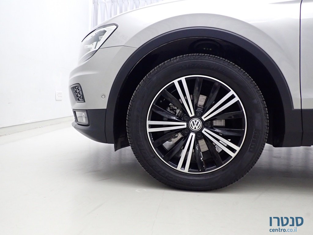 2020' Volkswagen Tiguan photo #6