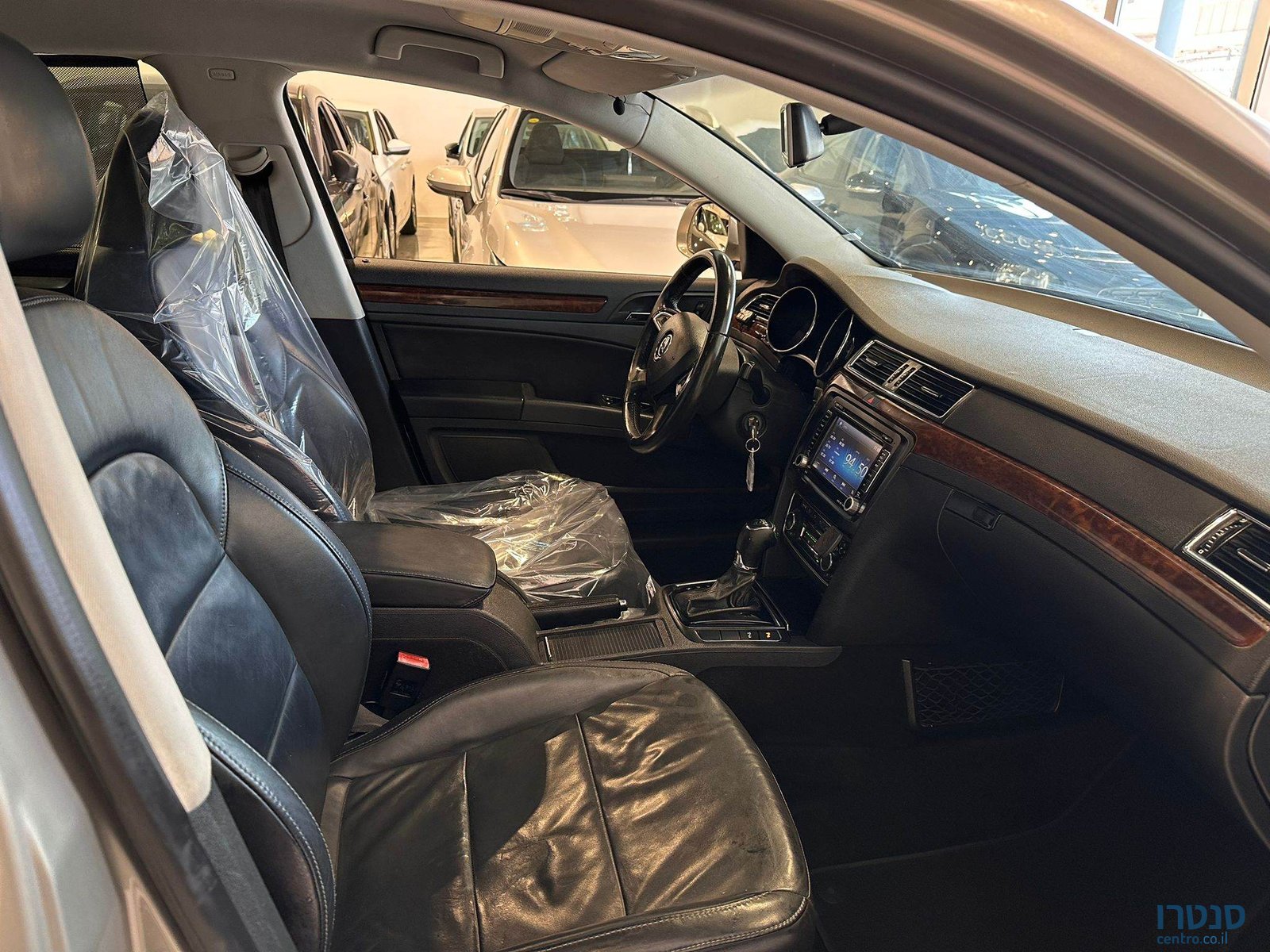 2013' Skoda Superb photo #5