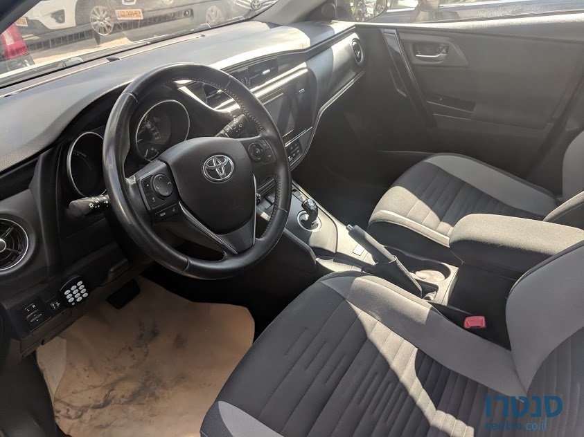 2015' Toyota Auris photo #5