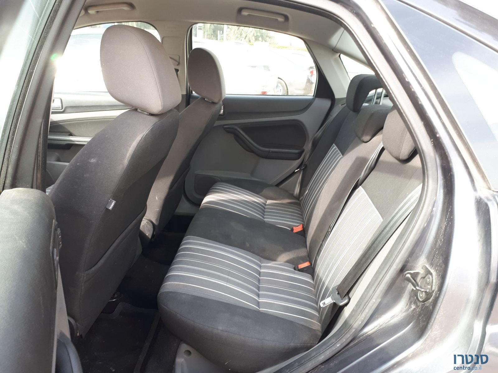 2011' Ford Focus photo #2