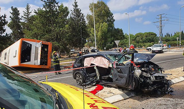 В Галилее в результате ДТП перевернулся автобус, 18 пострадавших