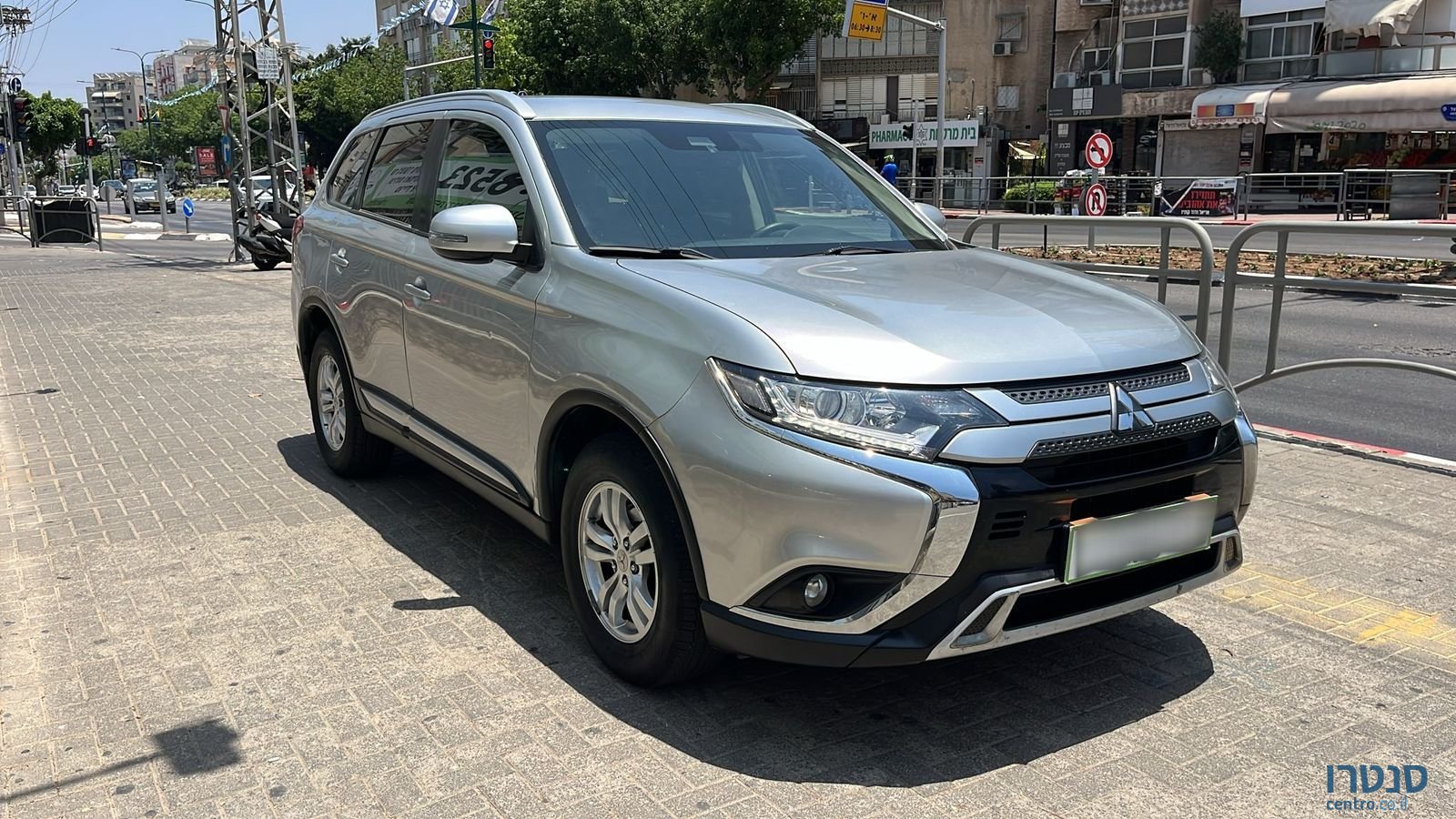 2020' Mitsubishi Outlander photo #6