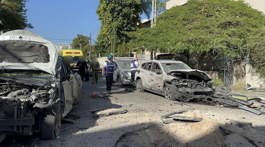 Мощный взрыв в Холоне: арабская ракета повредила дом и машины, ранен мужчина