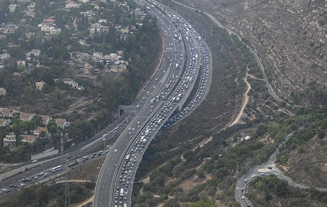 Движение по трассе 1 в сторону Тель-Авива перекрыто из-за горящего грузовика