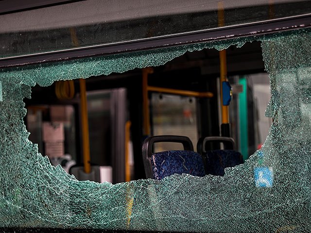 Задержан водитель минибуса, битой разбивший стекла обогнавшего его автобуса