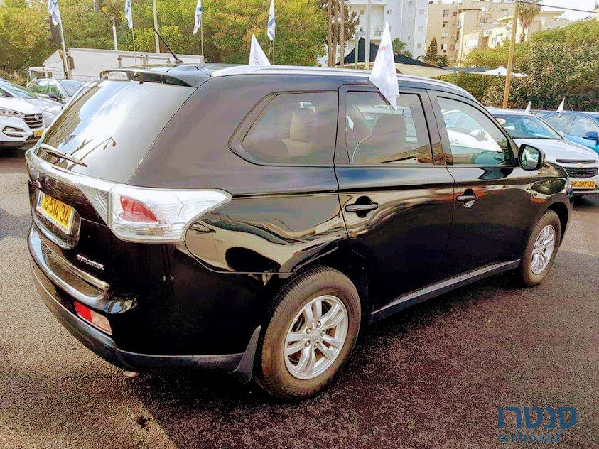 2015' Mitsubishi Outlander photo #2