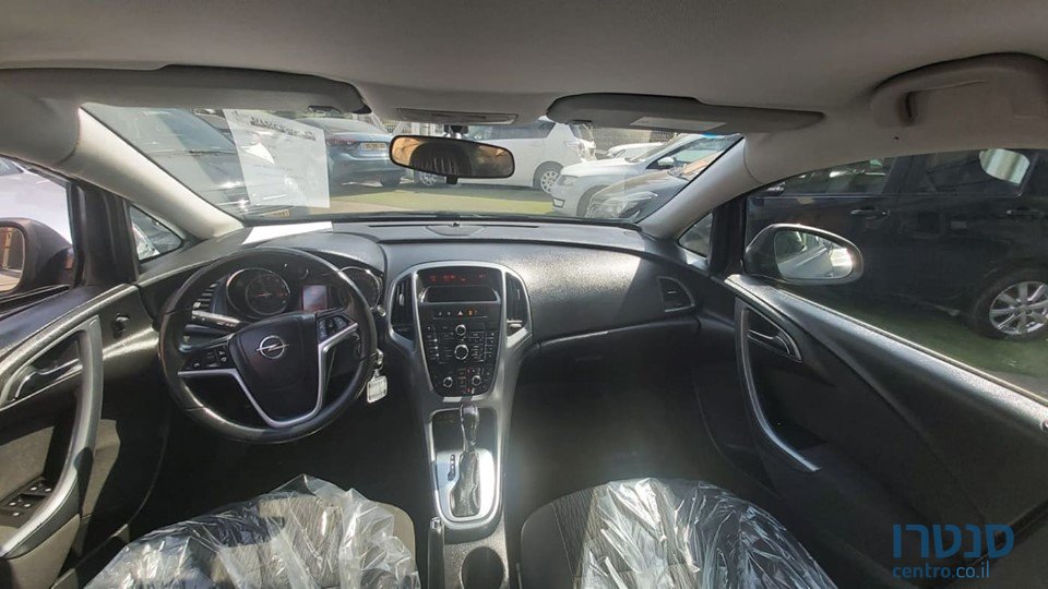 2013' Opel Astra photo #3