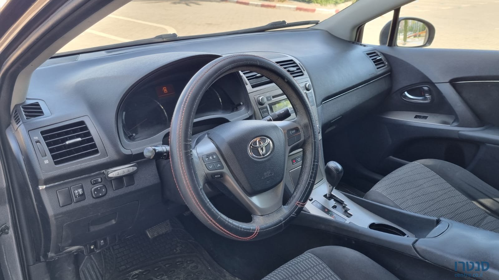 2012' Toyota Avensis photo #5