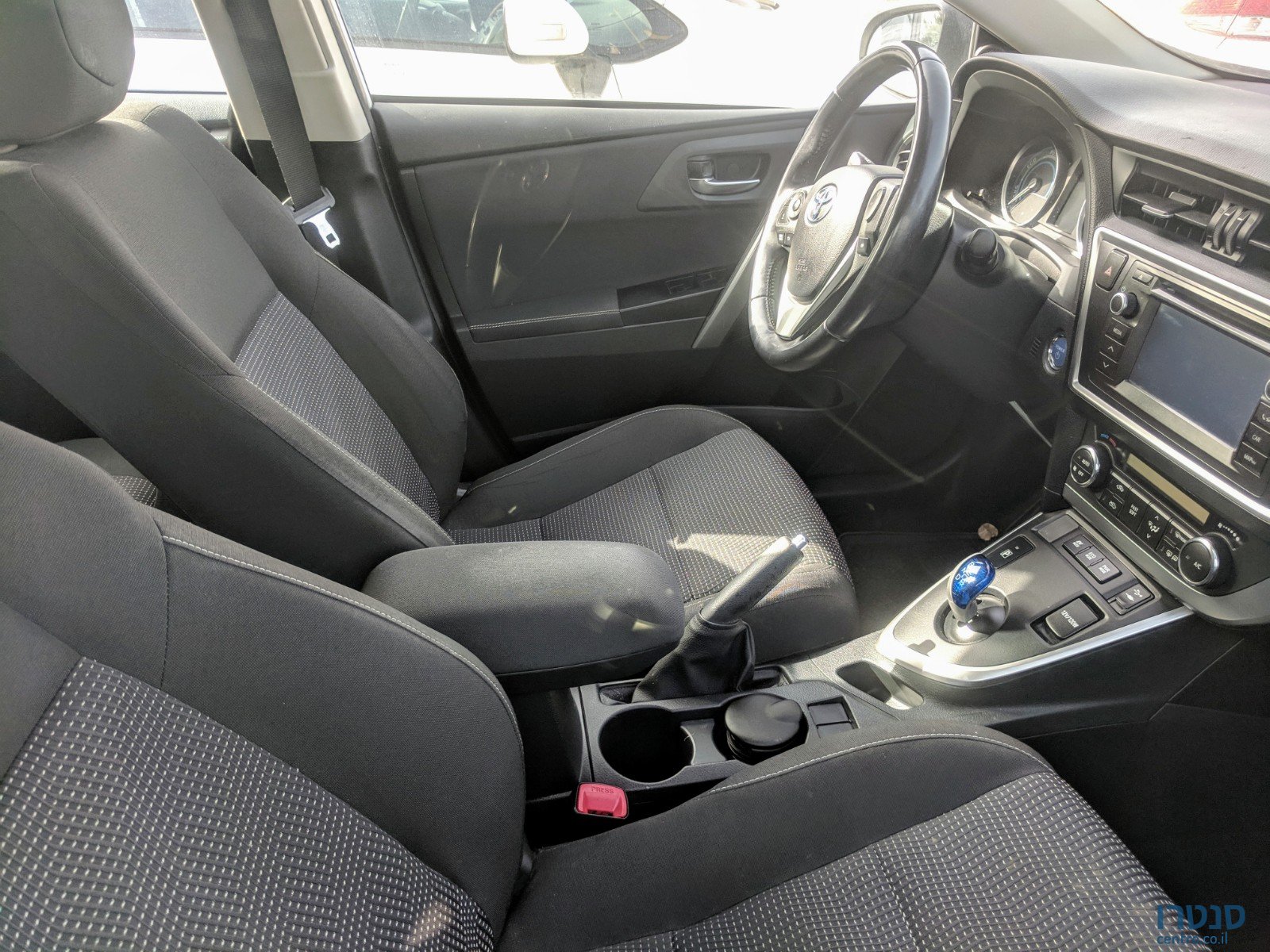 2016' Toyota Auris photo #5