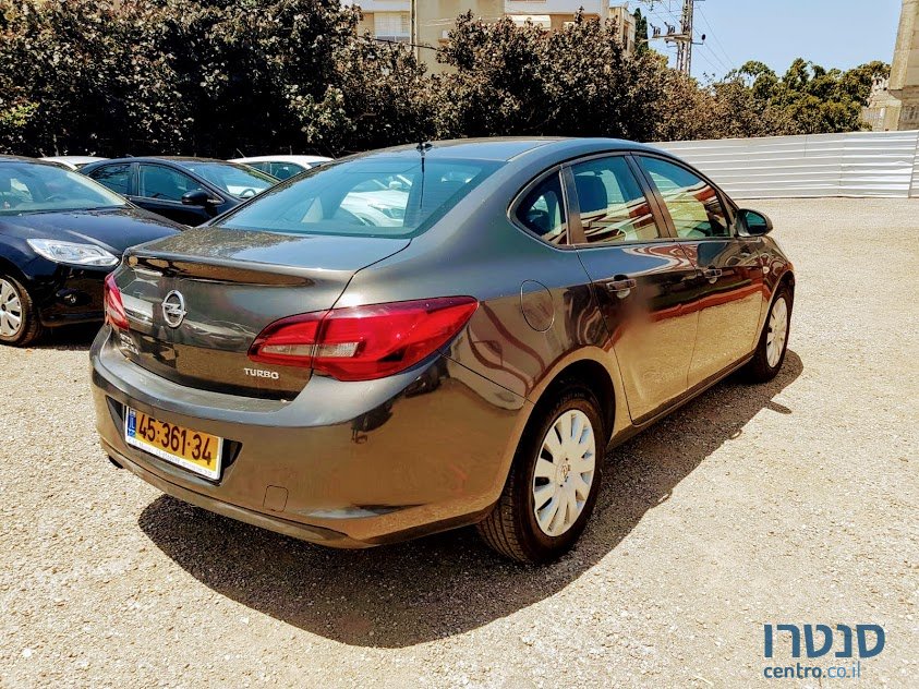 2013' Opel Astra photo #2