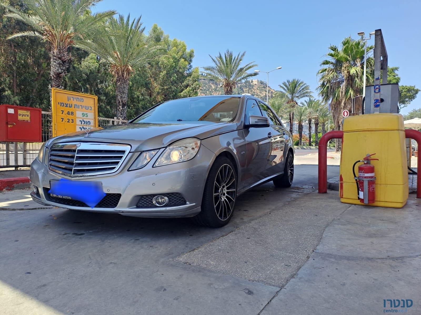 2009' Mercedes-Benz 300E photo #4