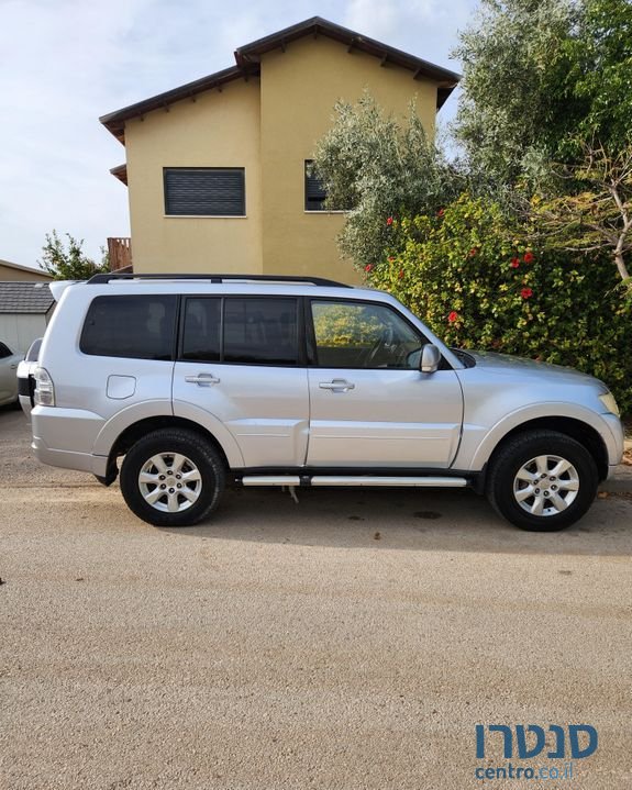 2015' Mitsubishi Pajero מיצובישי פג'רו photo #2
