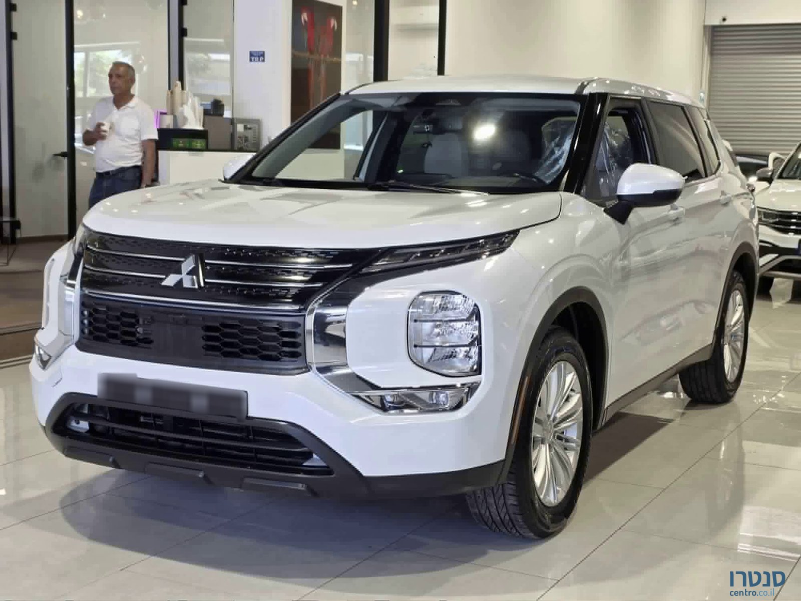 2023' Mitsubishi Outlander photo #2
