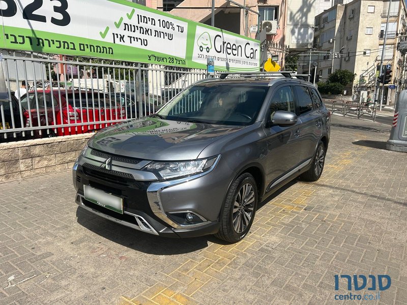 2021' Mitsubishi Outlander photo #2