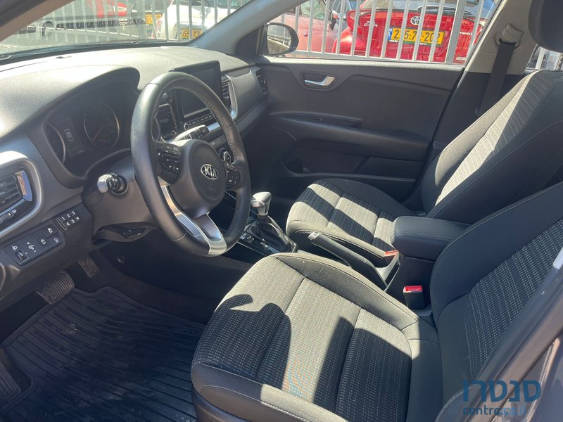 2021' Kia Stonic photo #2
