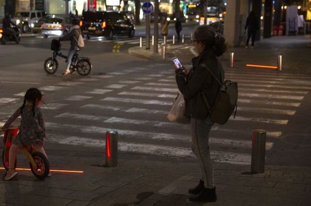 Новые ПДД запрещают переходить дорогу с мобильником в руках и возить ребенка на переднем сиденье