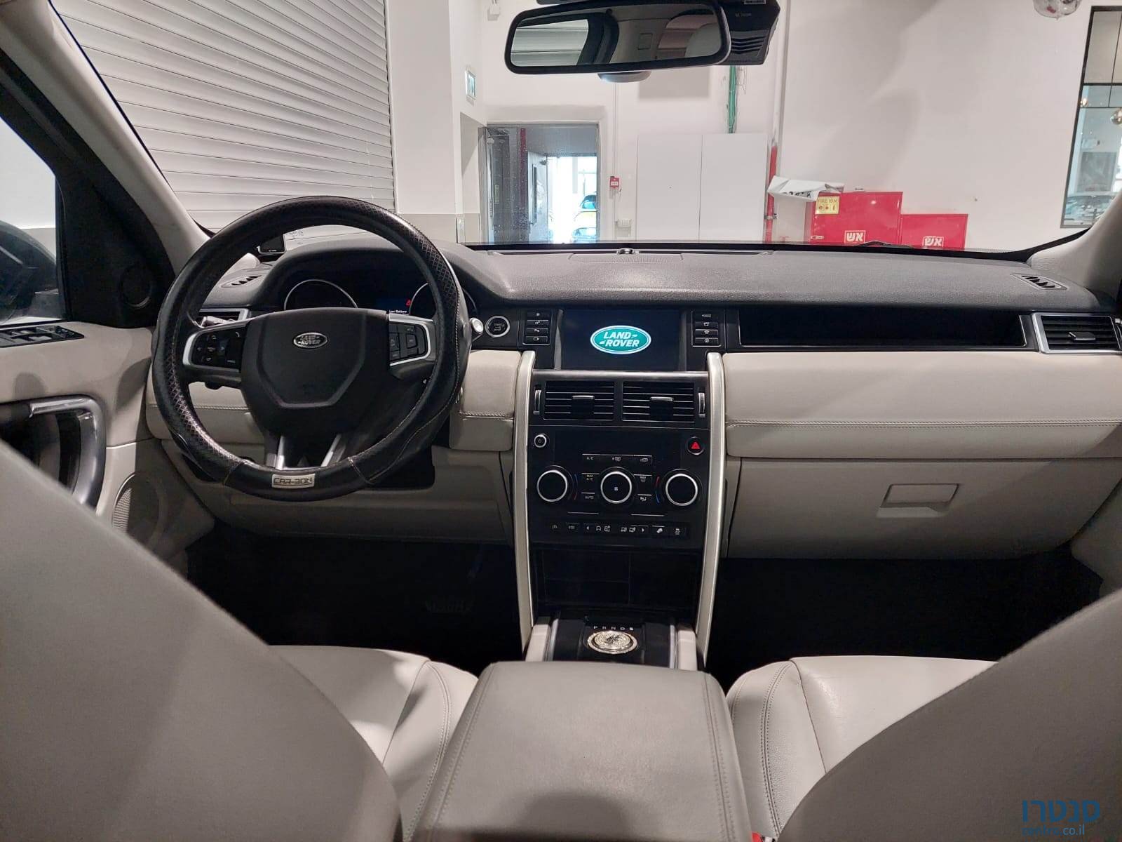 2016' Land Rover Discovery photo #6