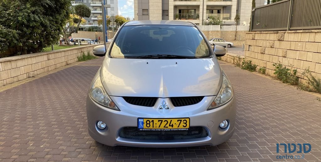 2010' Mitsubishi Grandis מיצובישי גרנדיס photo #3