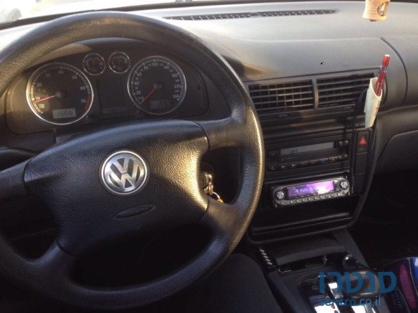 2005' Volkswagen Passat photo #4