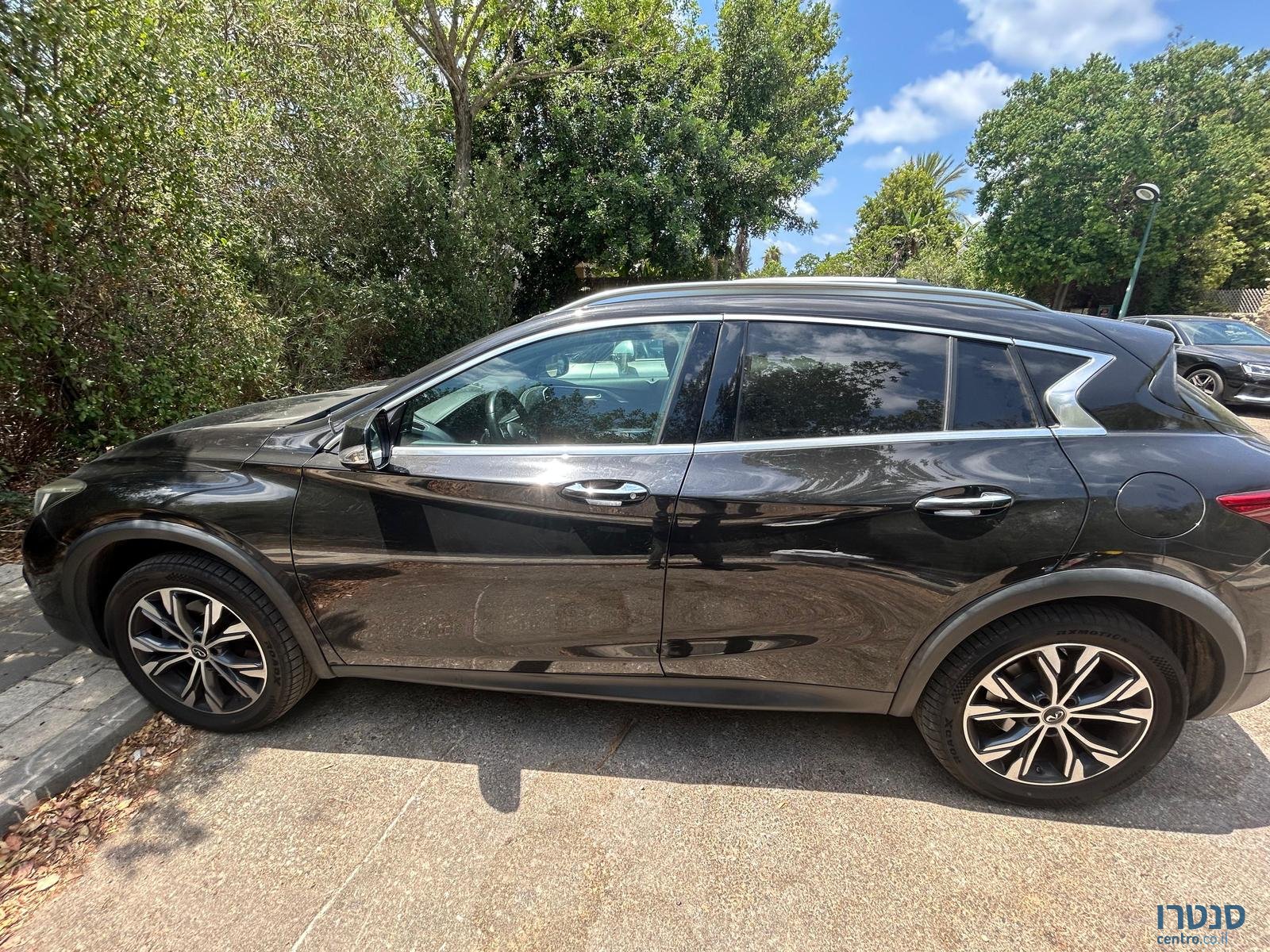 2020' Infiniti QX30 photo #2