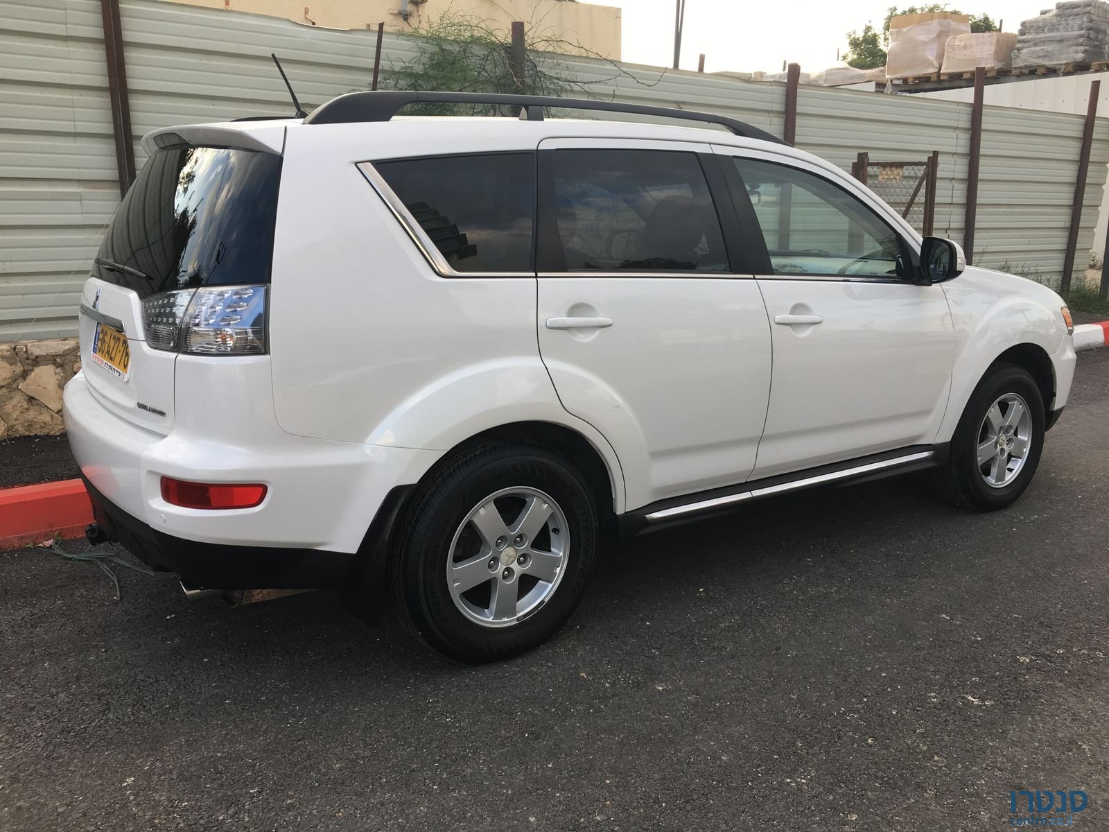 2011' Mitsubishi Outlander photo #2