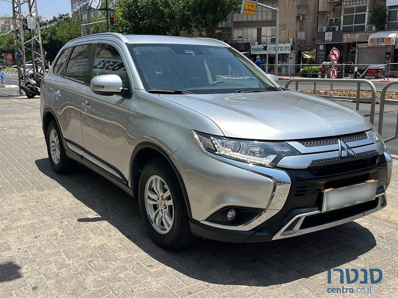 2020' Mitsubishi Outlander photo #6