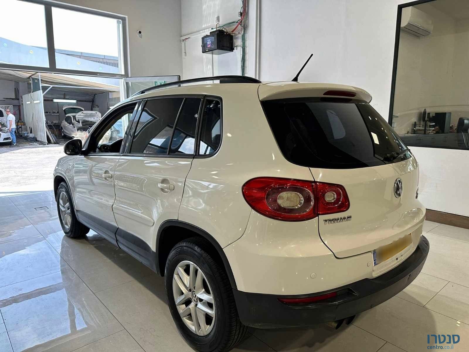 2009' Volkswagen Tiguan photo #4