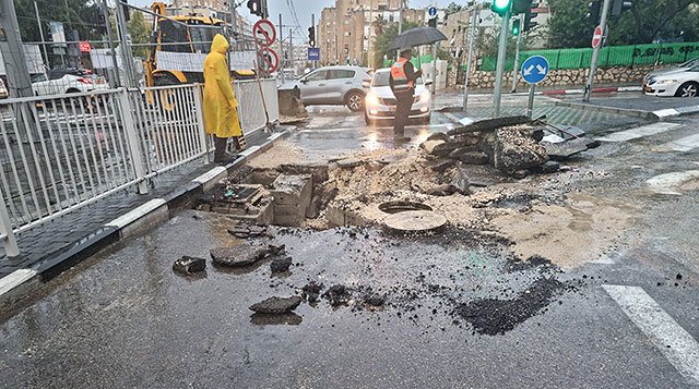 На улице Йосефталь в Бат-Яме провалился асфальт