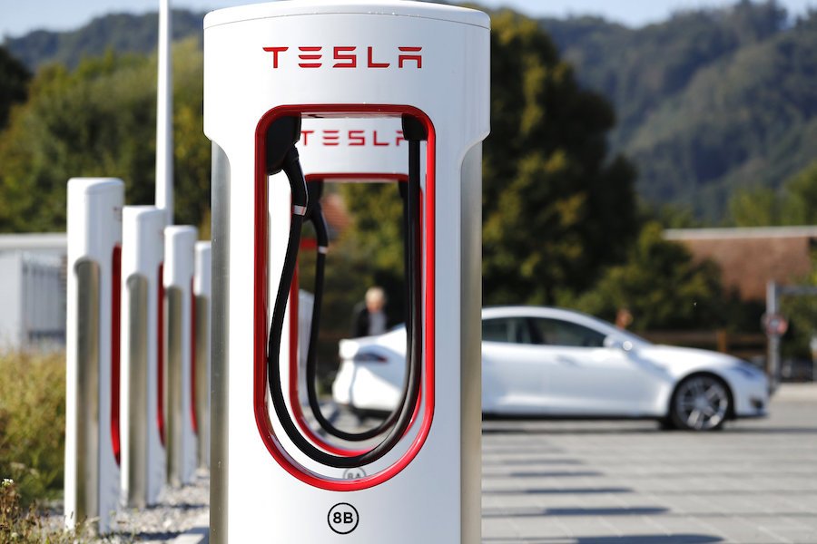 Tesla подписала договор о развертывании сети электрозаправок с ТЦ "Азриэли" и "Офер"