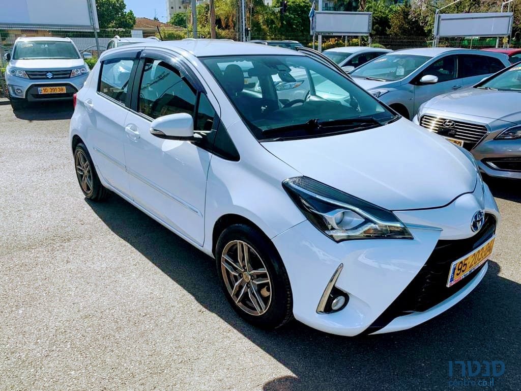 2017' Toyota Yaris photo #1