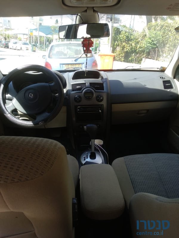 2008' Renault Megane photo #4