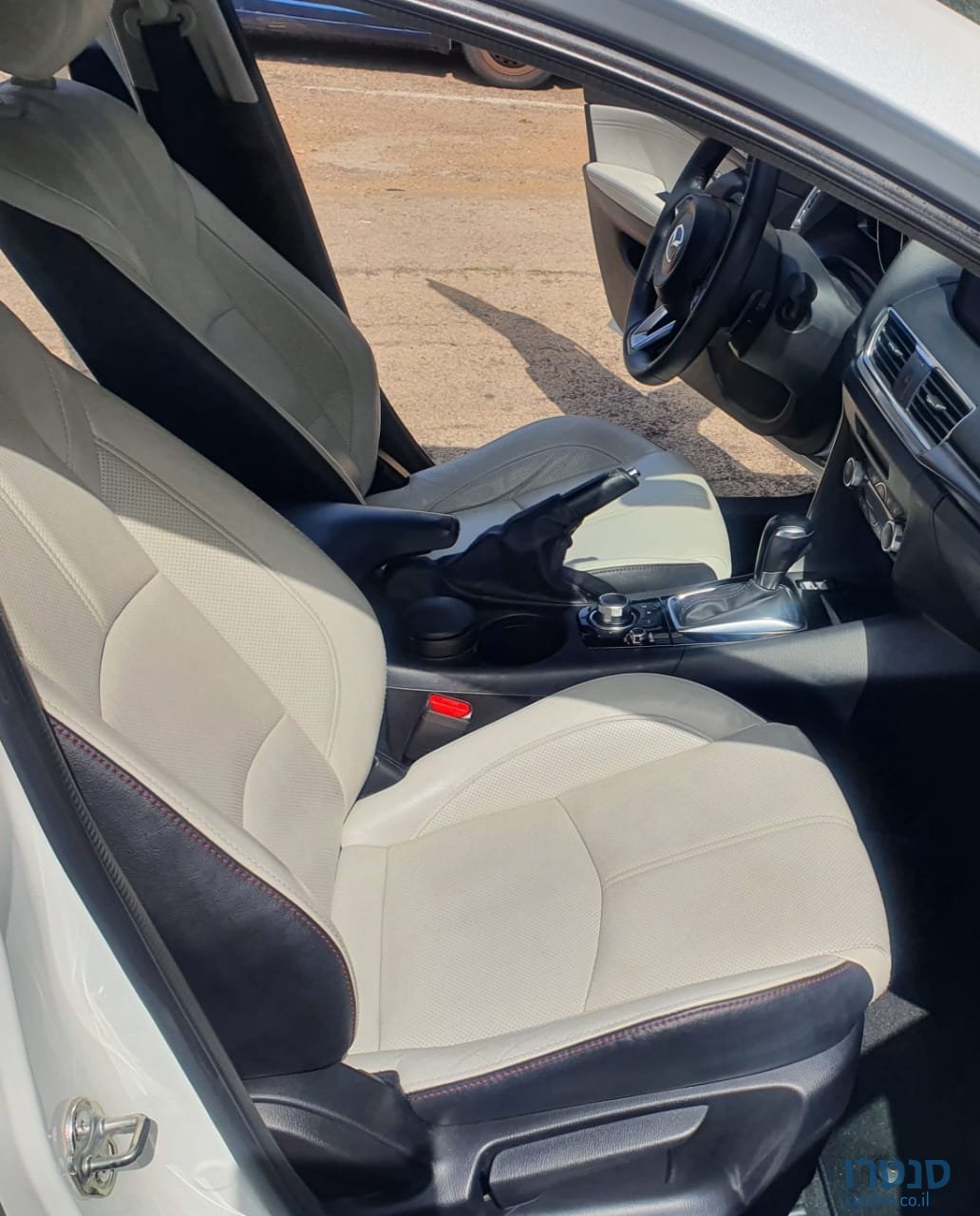 2018' Mazda 3 Premium 2.0  (165 hp) photo #6