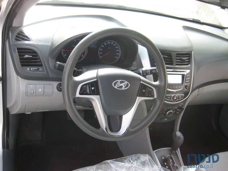 2012' Hyundai i25 photo #5