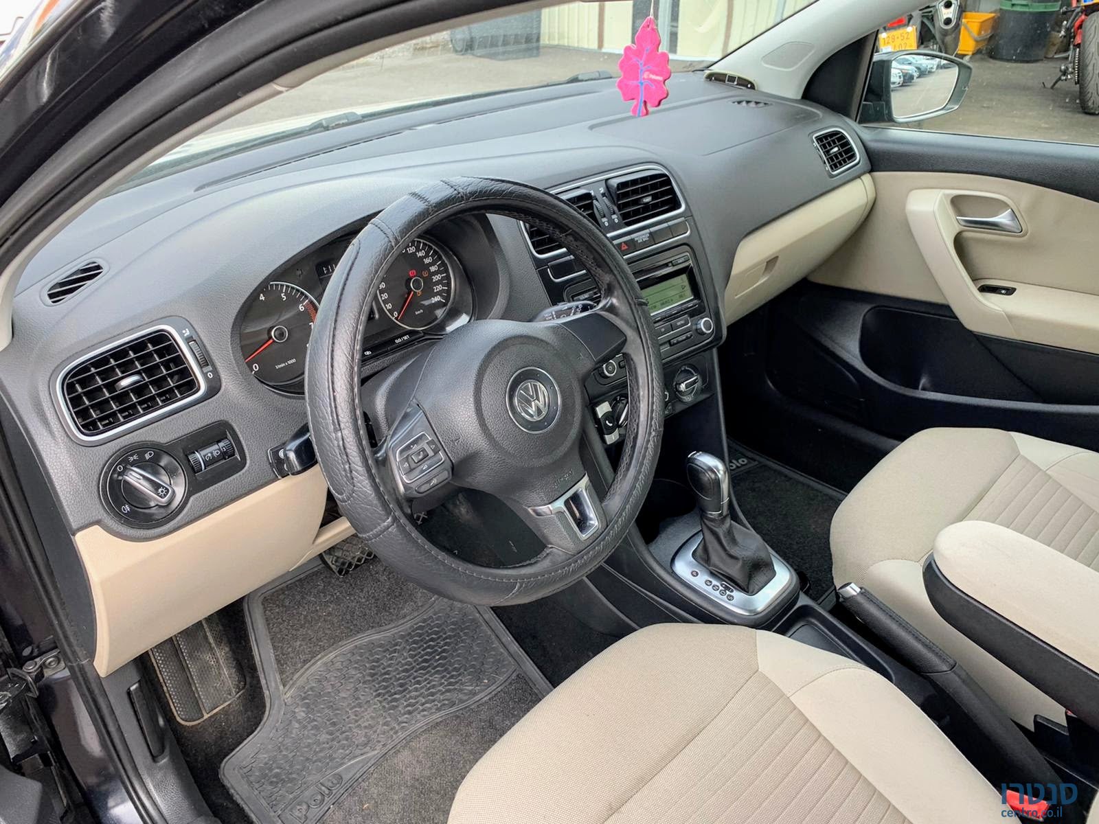 2012' Volkswagen Polo photo #5