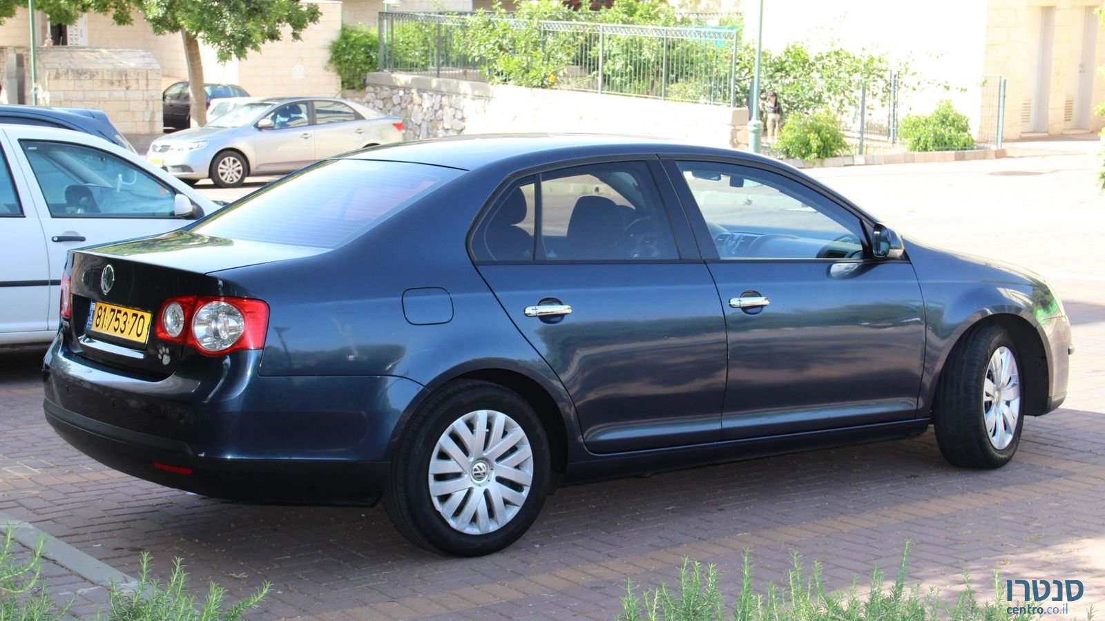 2010' Volkswagen Jetta photo #2