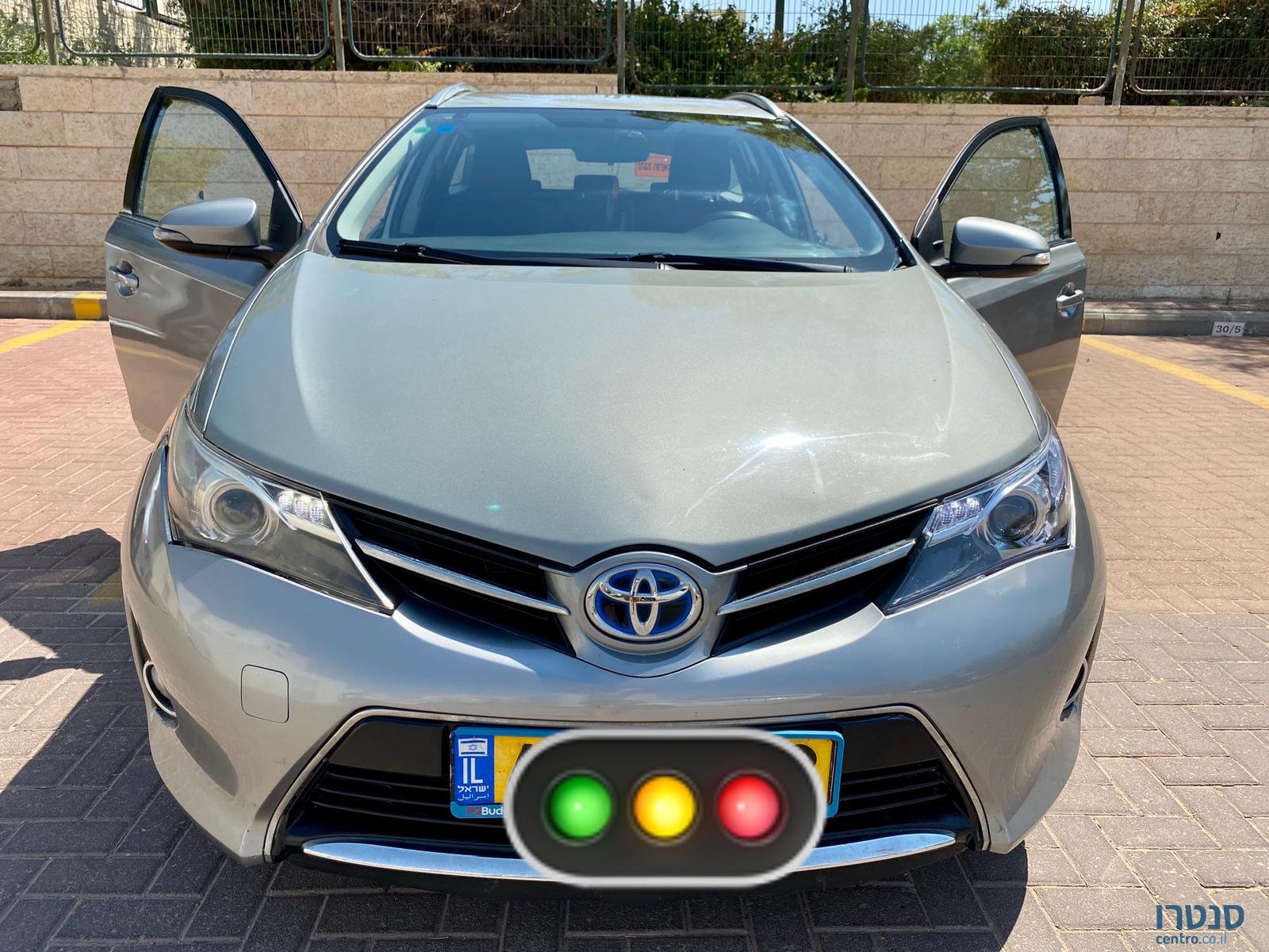2015' Toyota Auris Hybrid photo #3