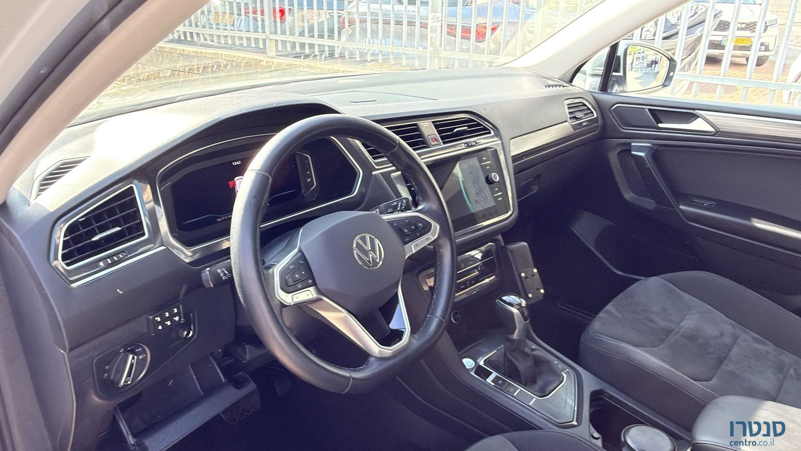 2023' Volkswagen Tiguan photo #2