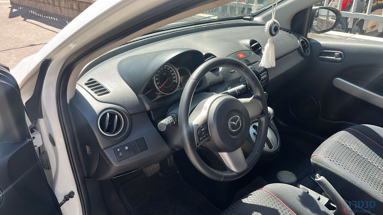 2011' Mazda 2 photo #1