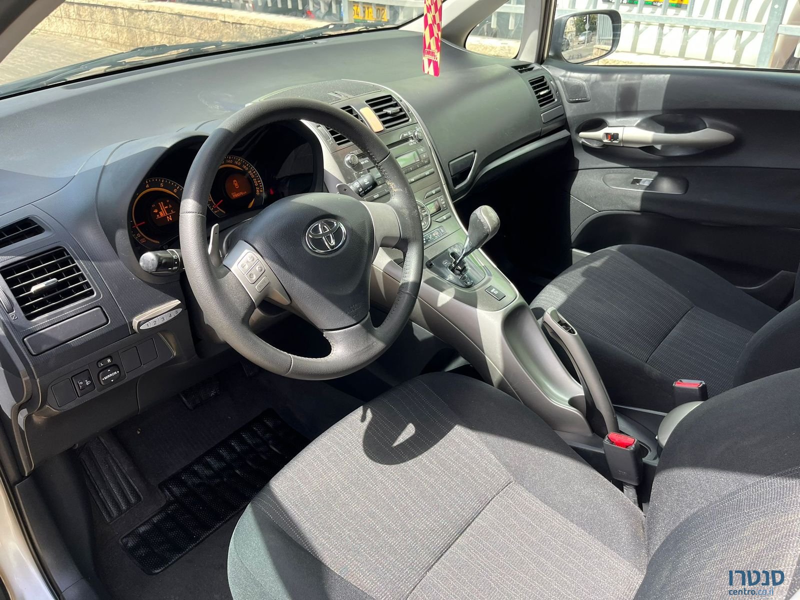 2010' Toyota Auris photo #4